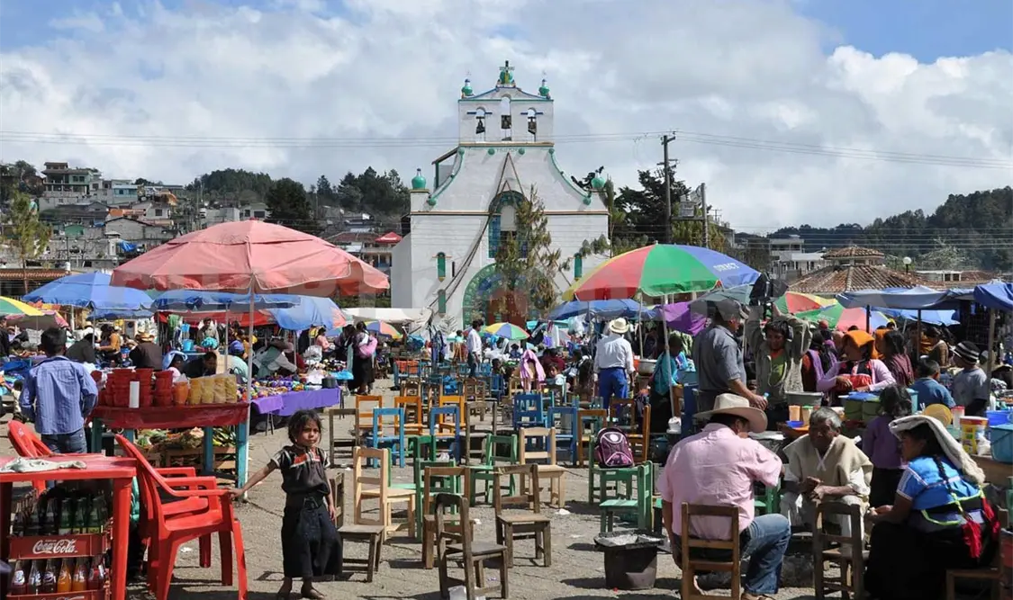 Gracias a las autoridades tradicionales que ocupan cargos religiosos se ha mantenido la costumbre en Zinacantán. Cortesía / CP