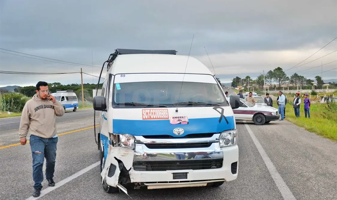 Colisionan taxi y colectivo