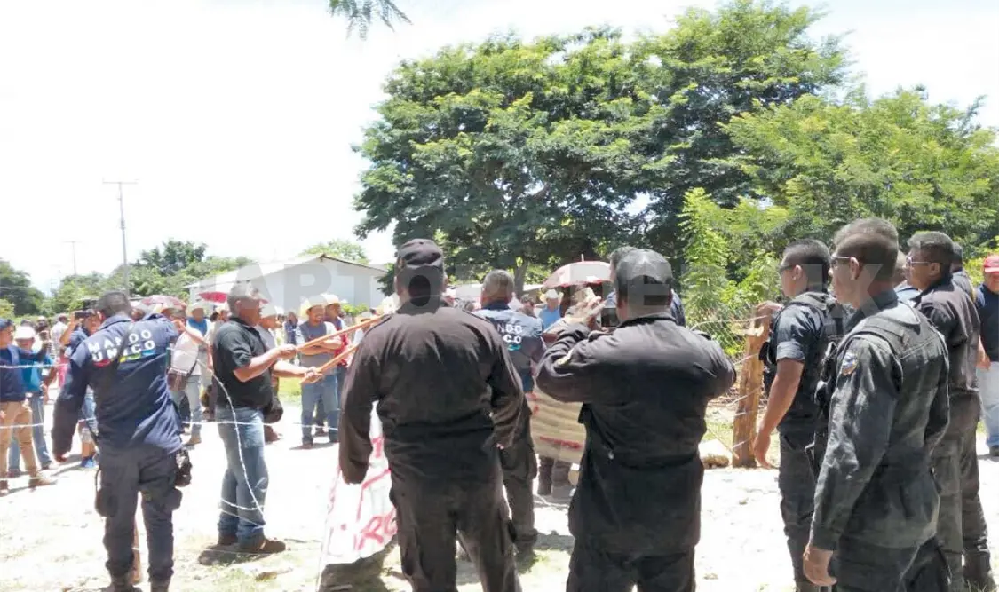 Desalojan predio invadido en márgenes de presa