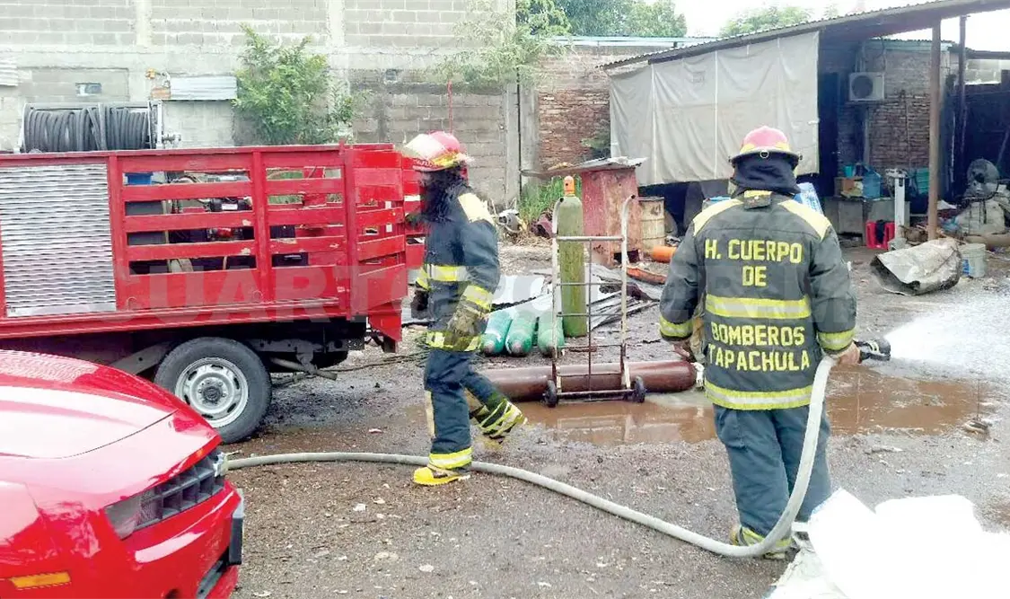 Bomberos sufren intoxicación en una fuga de gas