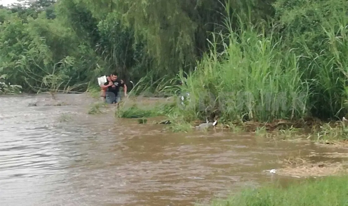 Rescatan a pareja de morir ahogada