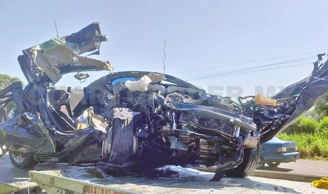 Auto hecho chatarra tras chocar contra un tráiler