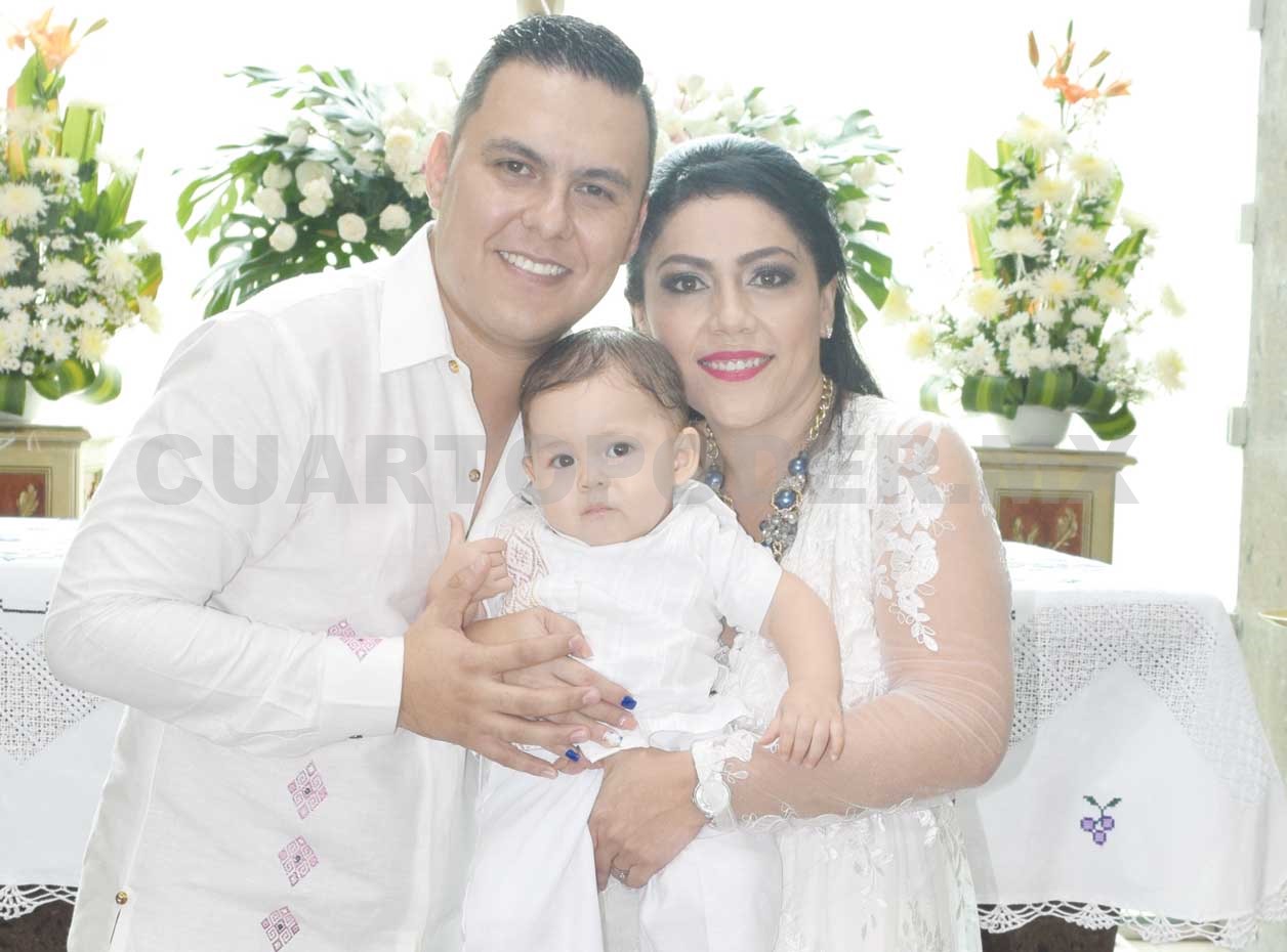 Mateo recibe el primer sacramento