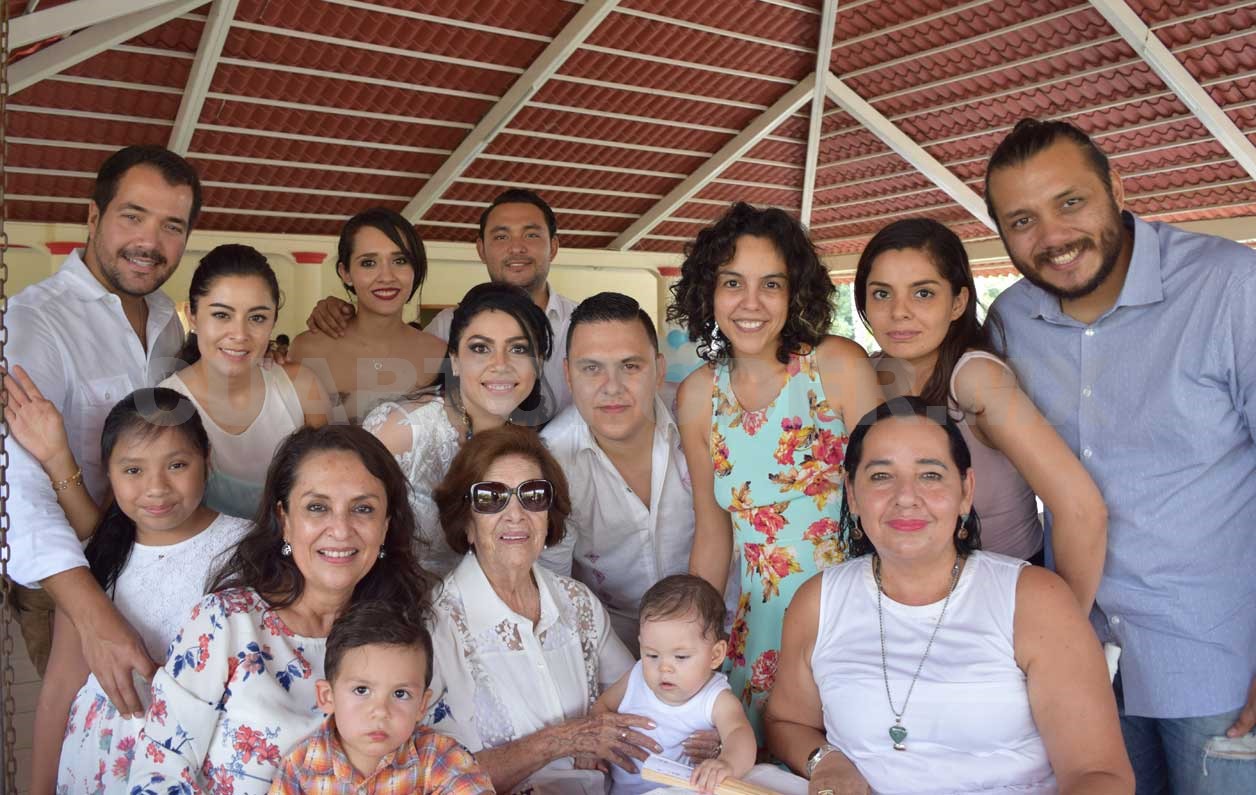 Mateo recibe el primer sacramento