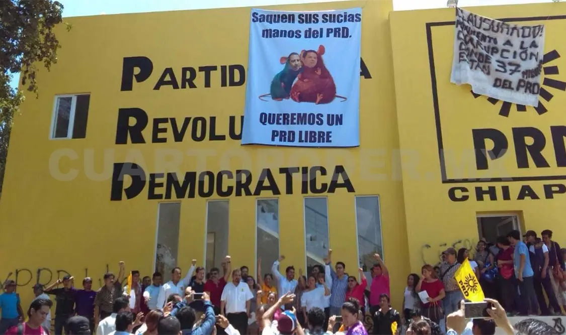Militantes perredistas denuncian irregularidades en su partido