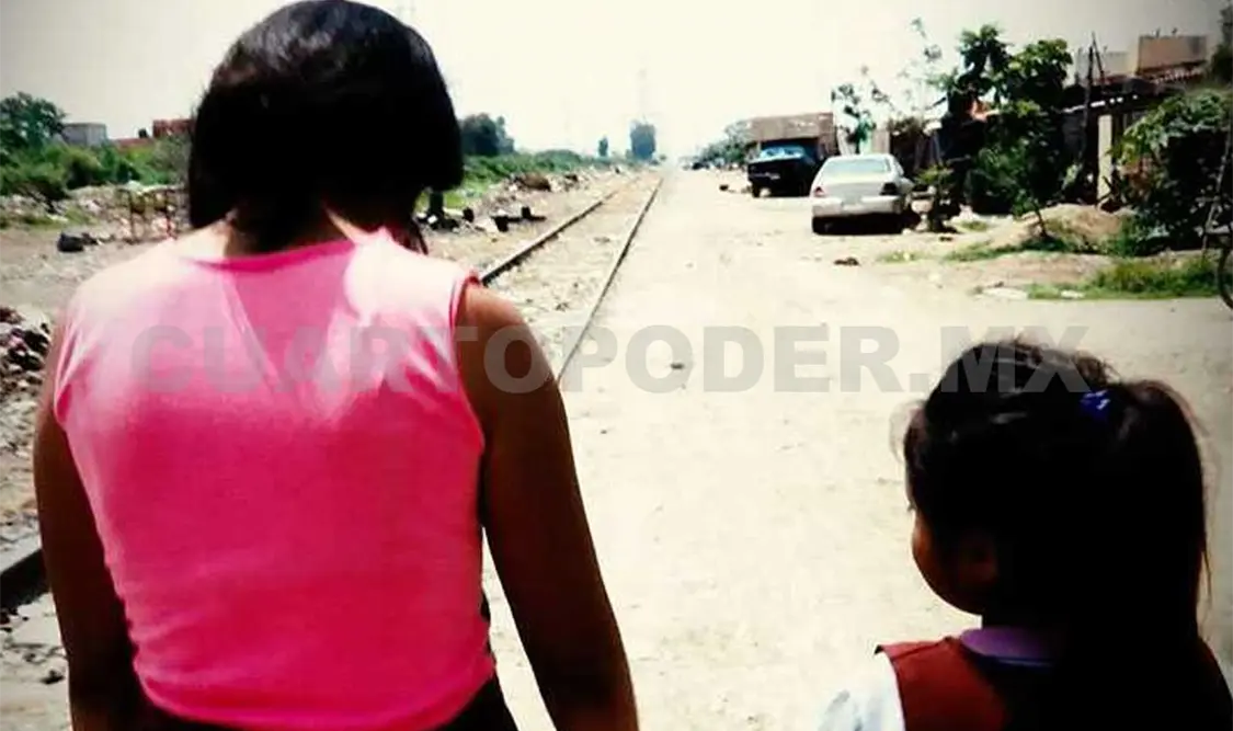La falta de dinero hace que Clara y Julio no sepan de dónde sacarán para comprar los materiales que necesitan para el inicio de clases. El Universal
