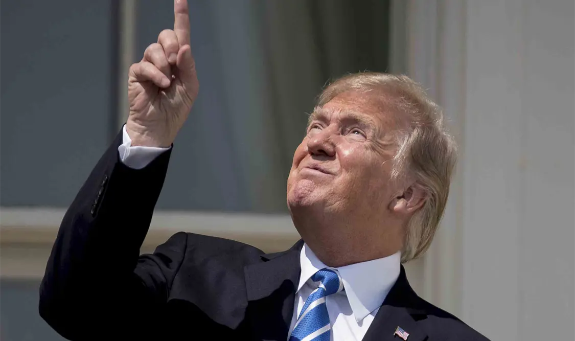 Trump ignora advertencias sobre eclipse