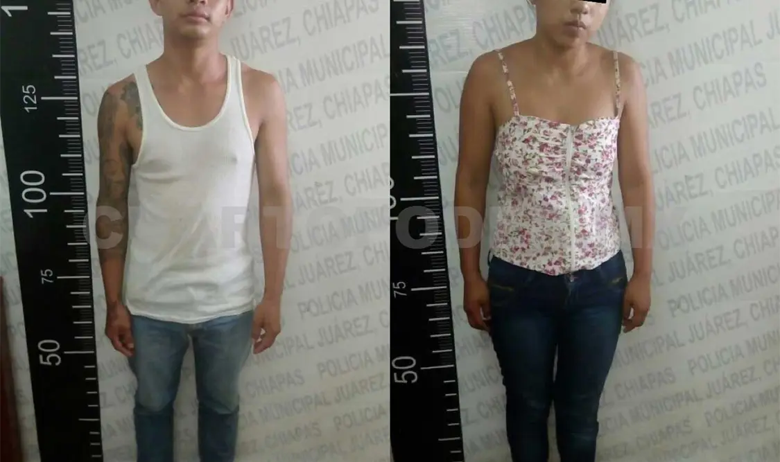 Pareja roba pantalla de un hotel
