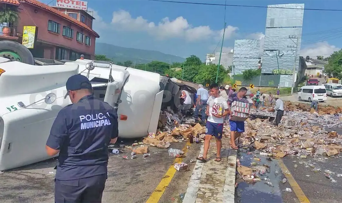 Tráiler vuelca y se despedaza