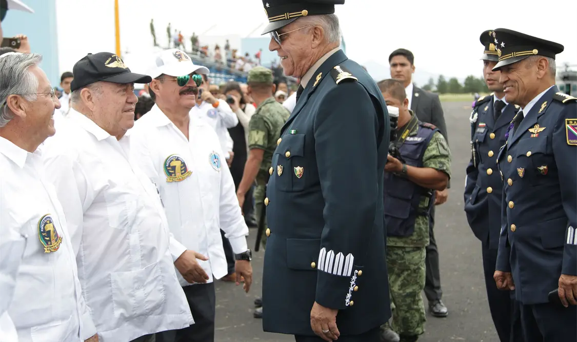 Secretario de la Defensa pide a militares graduados trabajar por México