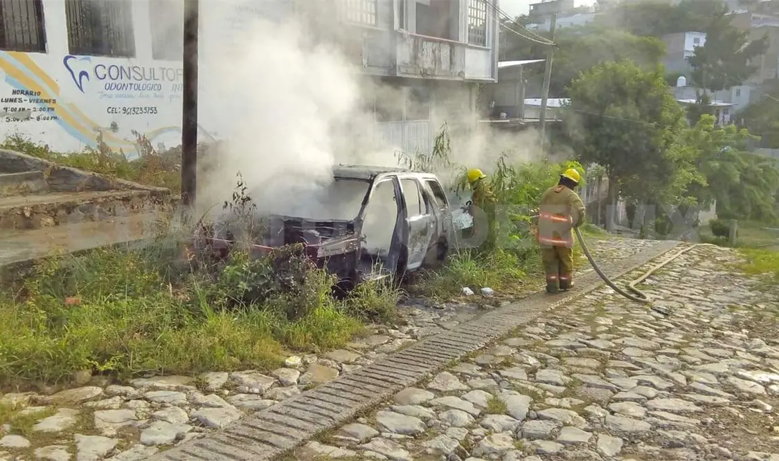 Arde camioneta abandonada