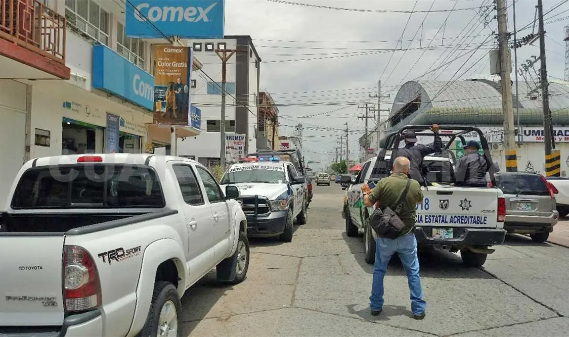 Sujetos armados asaltan tienda y vendedor