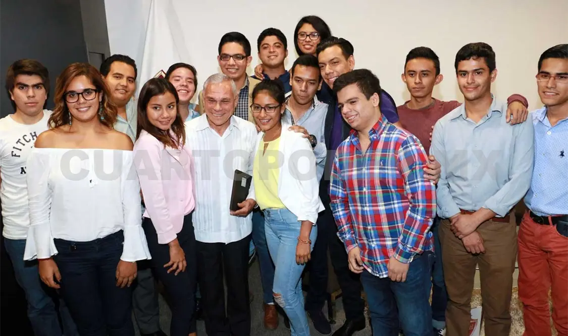 Se reúne secretario del Campo con estudiantes