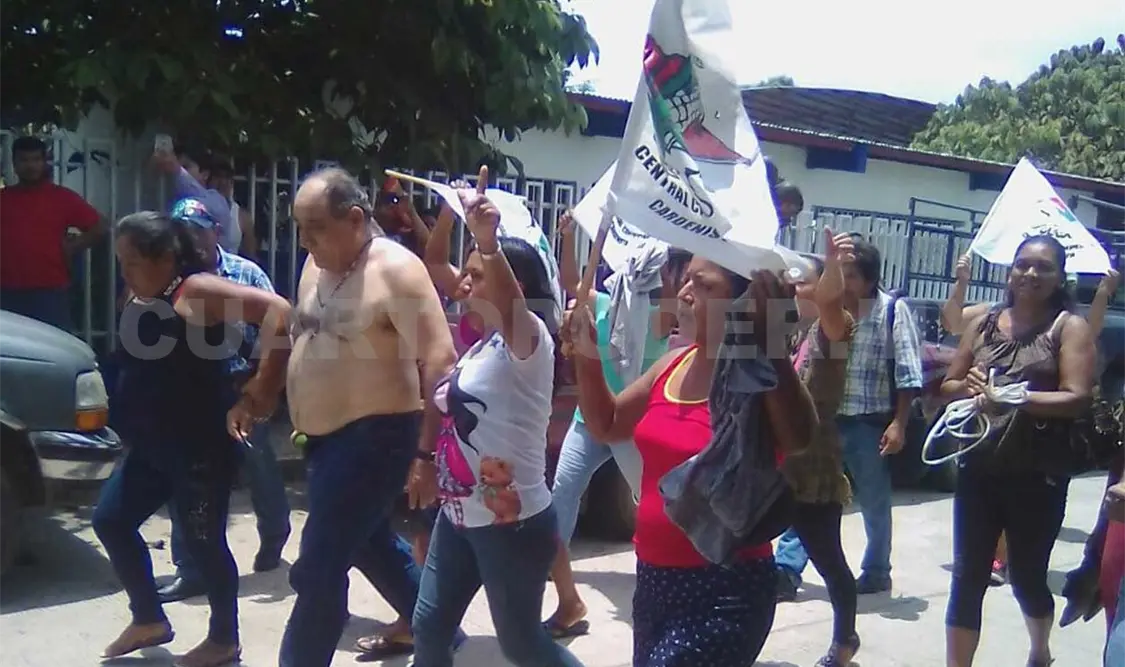 Bloquean carretera en demanda de fertilizante