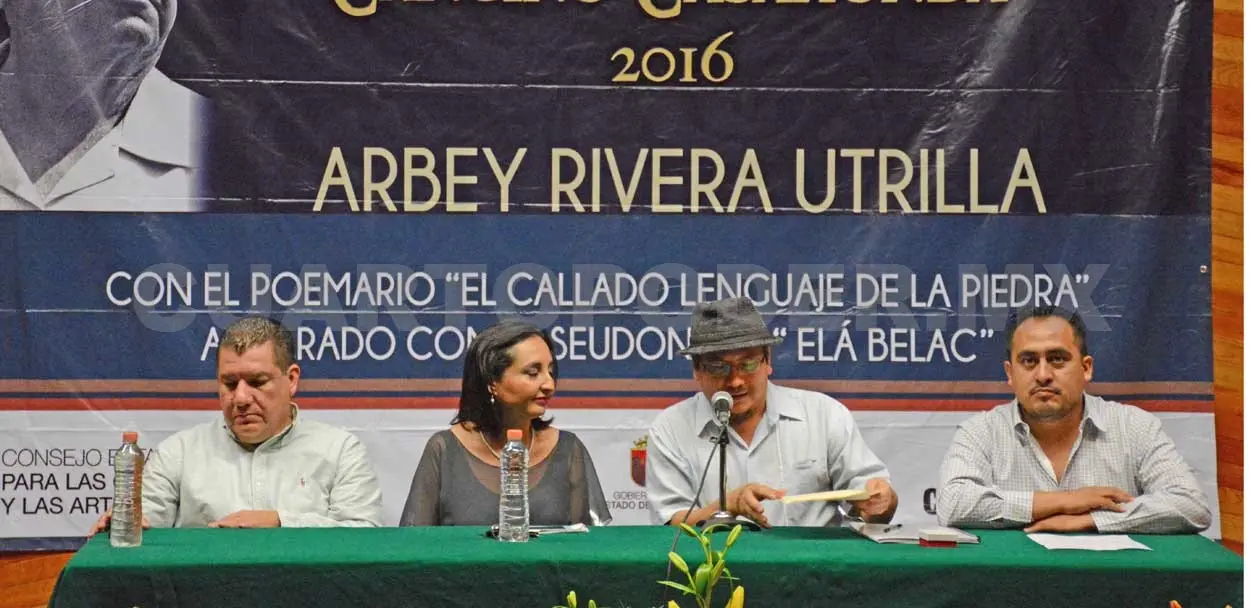 Arbey recibiendo el Premio Estatal de Poesía Enoch Cancino Casahonda. Darwin Mendoza