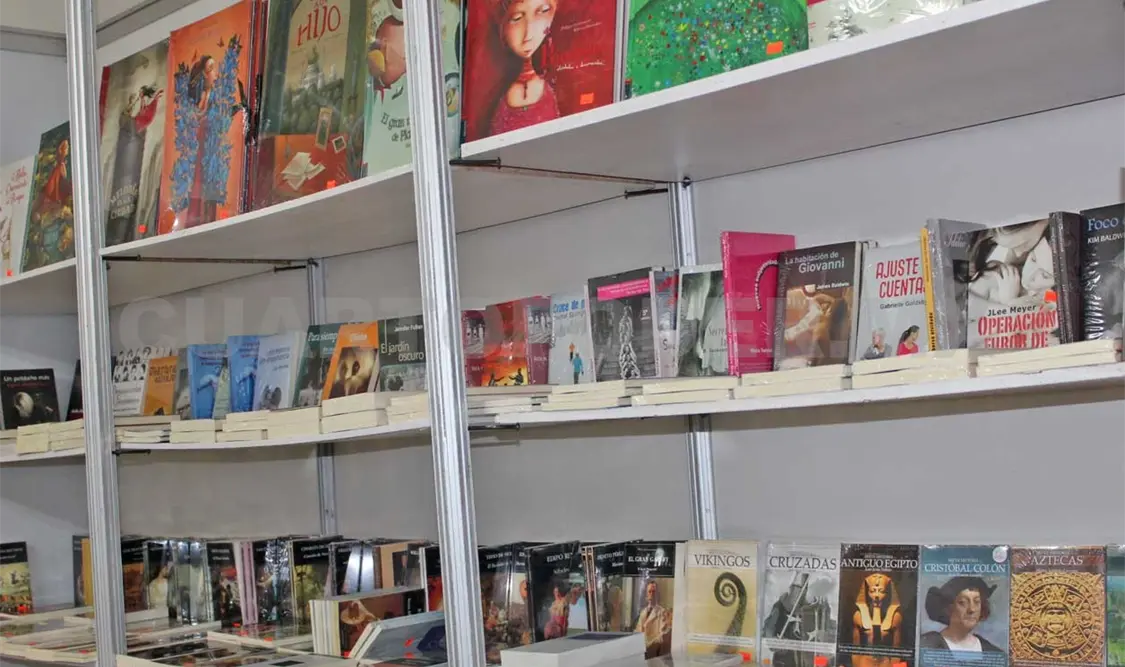 Fotografía de los stands en el centro de convenciones Manuel Velasco Suárez. Cortesía