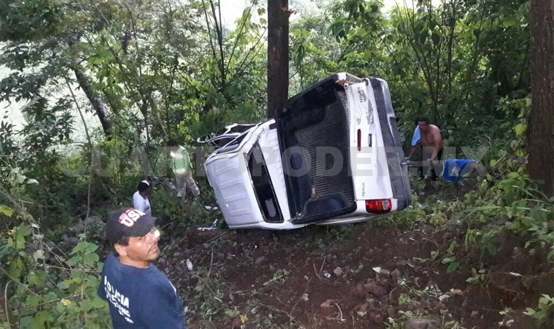 Camioneta cae a barranco; 3 lesionados