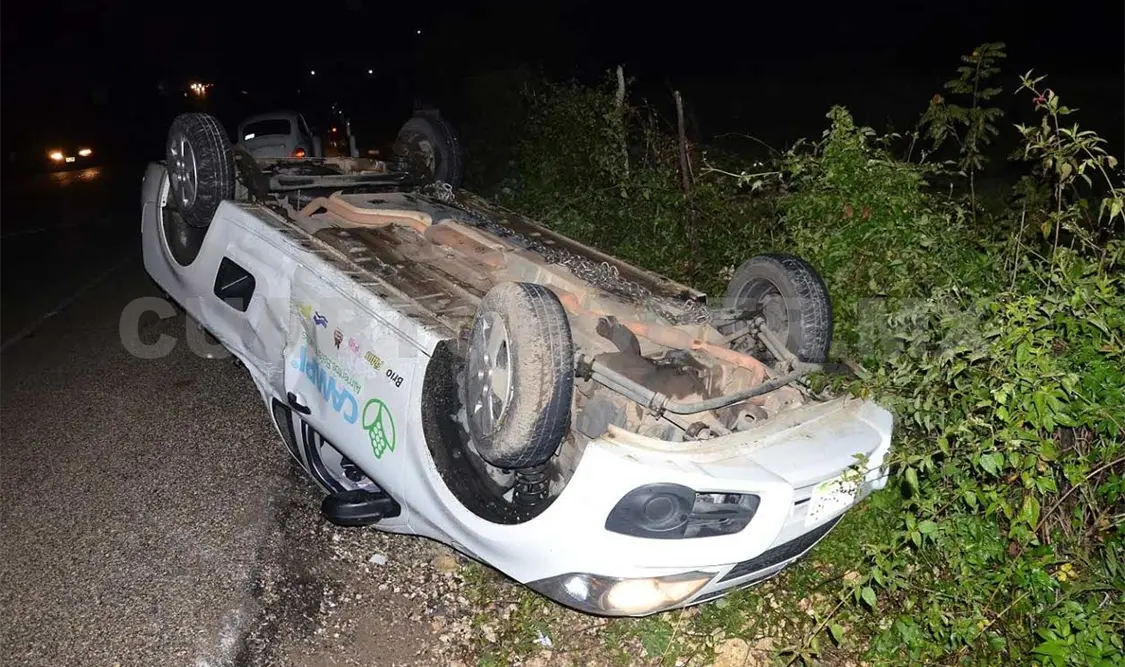 Sobreviven a volcadura de camioneta