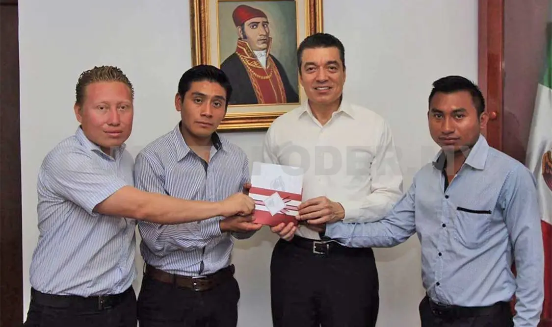 Alumnos de la Facultad de Derecho de la Unach nombraron padrino de generación 2013-2017 al magistrado presidente. CP