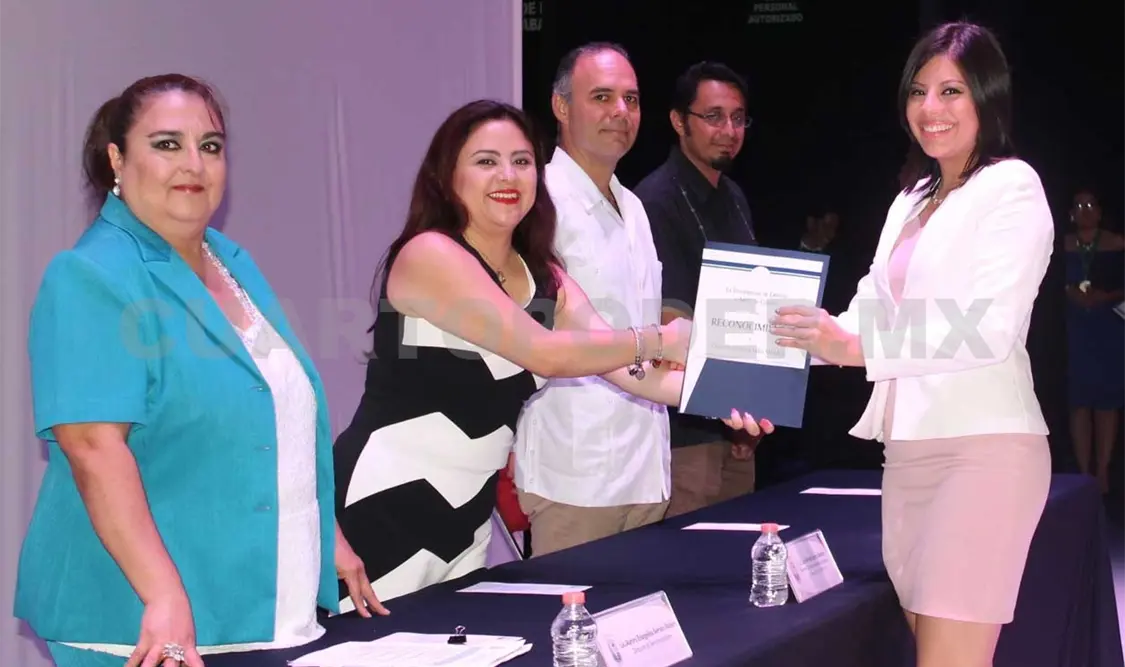 Egresan 319 nuevos profesionistas