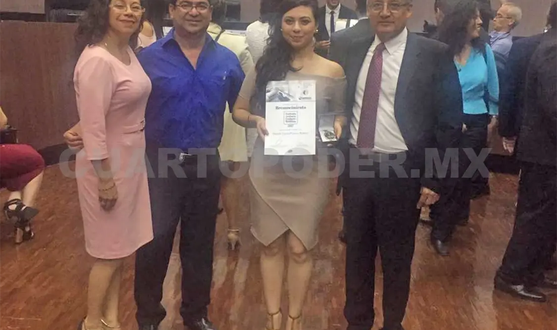 Entregan distinción a estudiante de la facultad de medicina