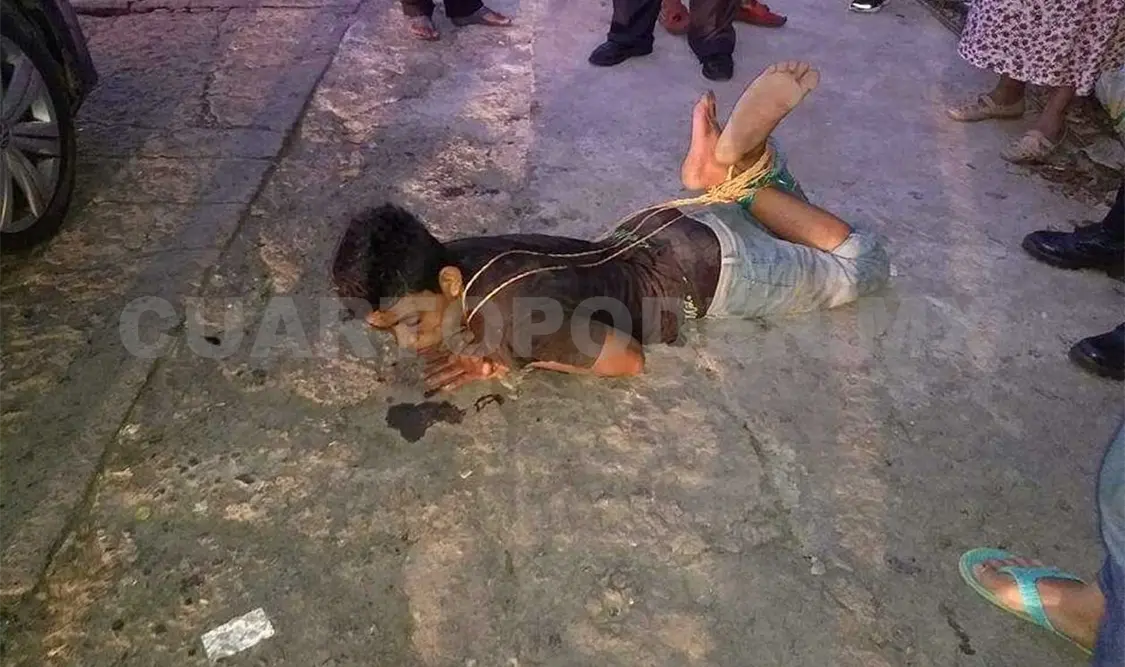 Comerciantes detienen y amarran a asaltante
