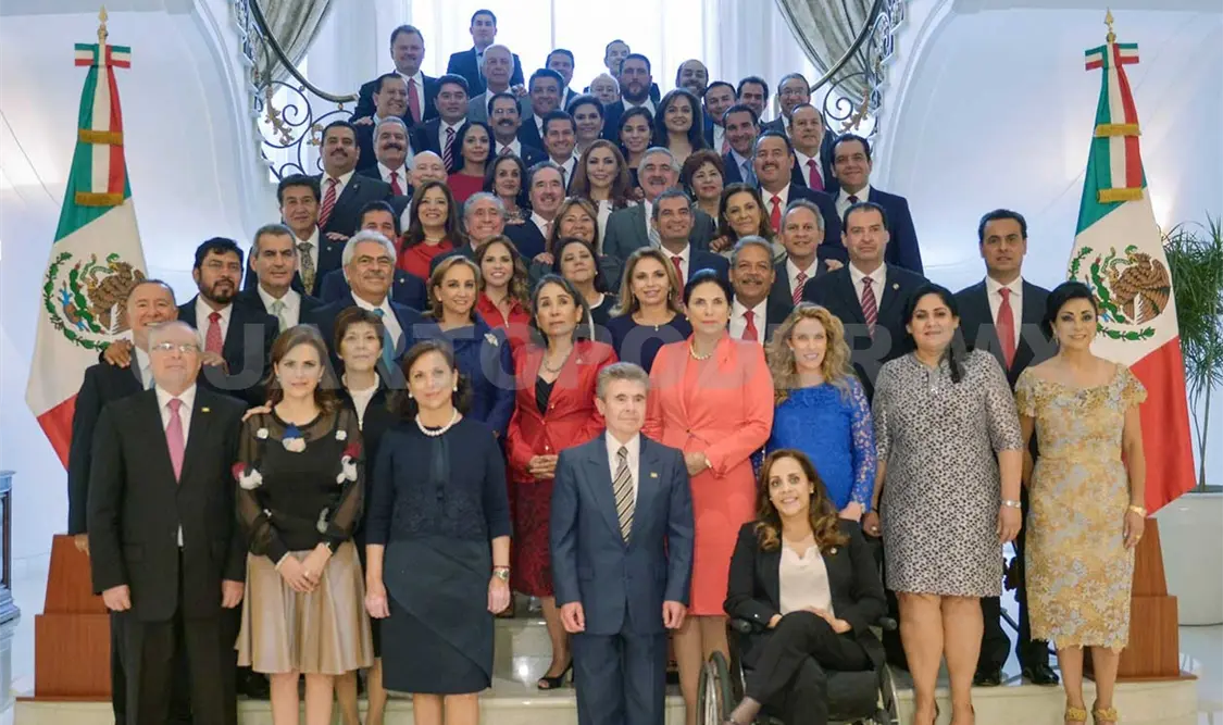 Peña Nieto se reúne con senadores del PRI y Verde