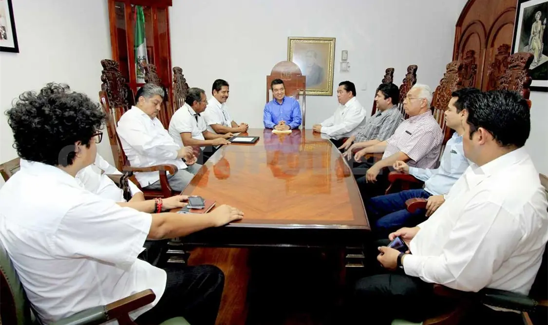 Entregan masones reconocimiento a Rutilio Escandón