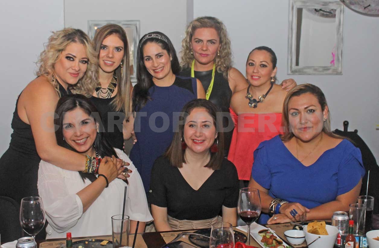 Ayda festejó con amigos