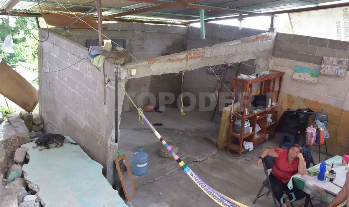 Se desliza ladera sobre colonia