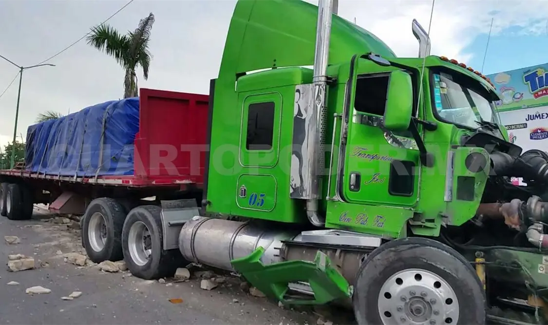 Choca tráiler cargado con 16 toneladas de cemento