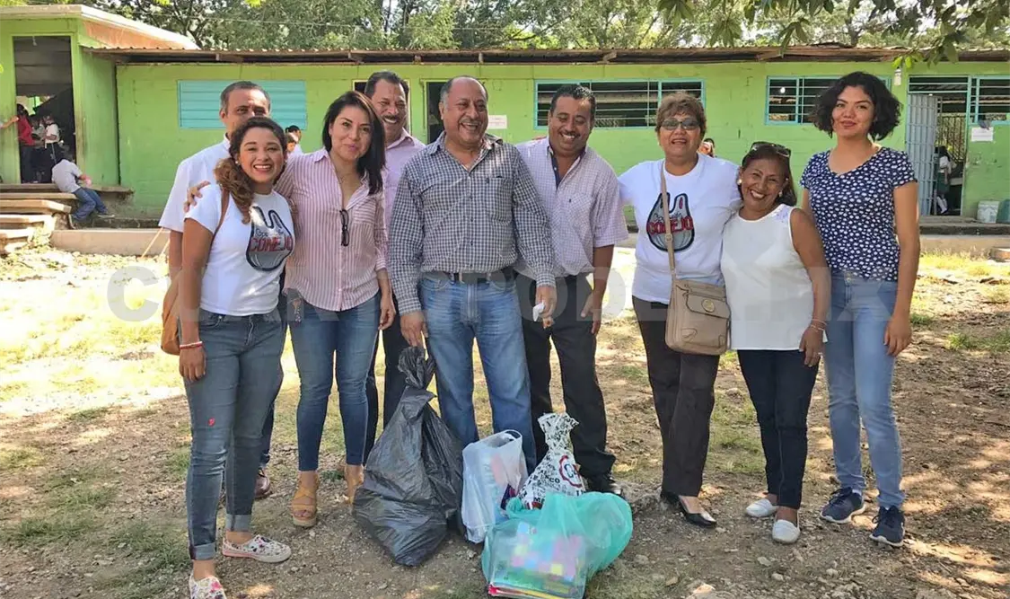Entrega asociación civil útiles escolares