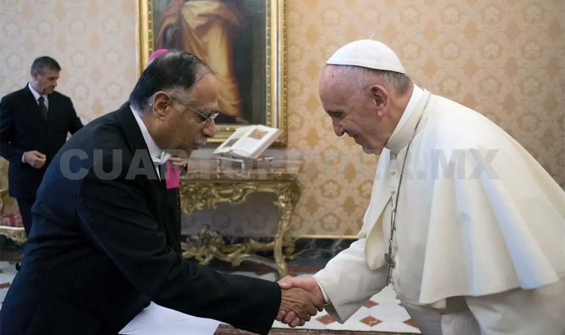Papa recibe cartas de embajador mexicano