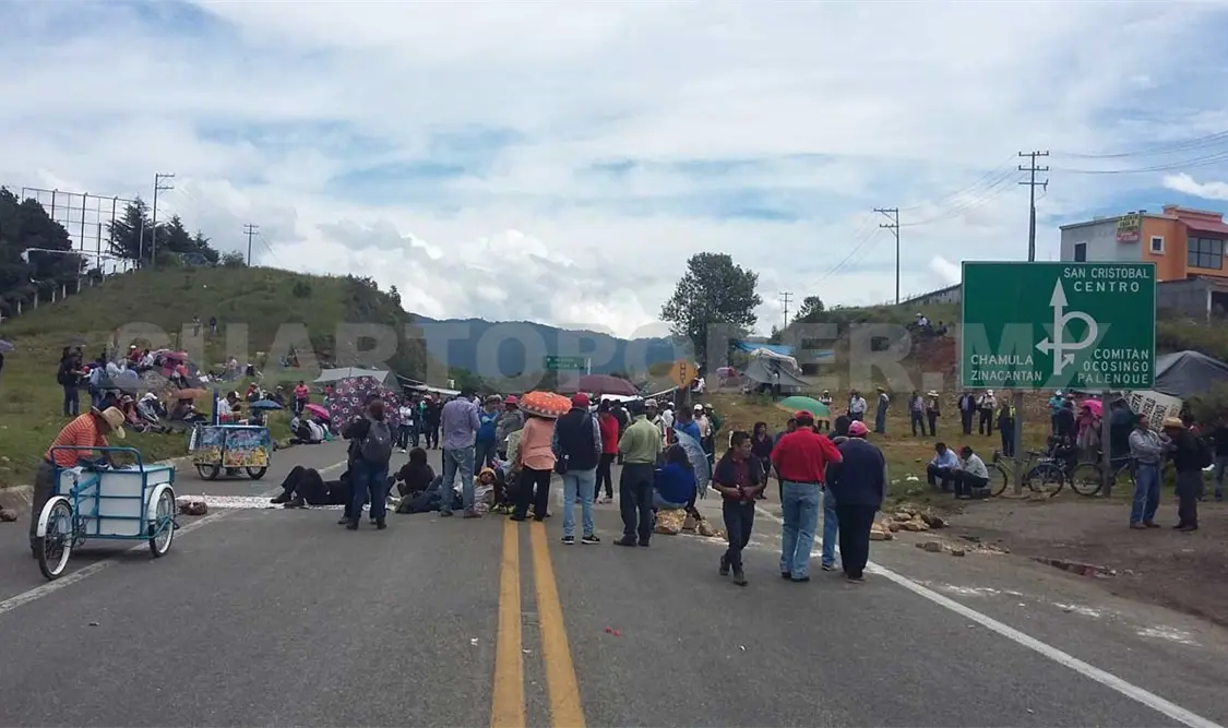 Maestros y estudiantes normalistas realizan bloqueo