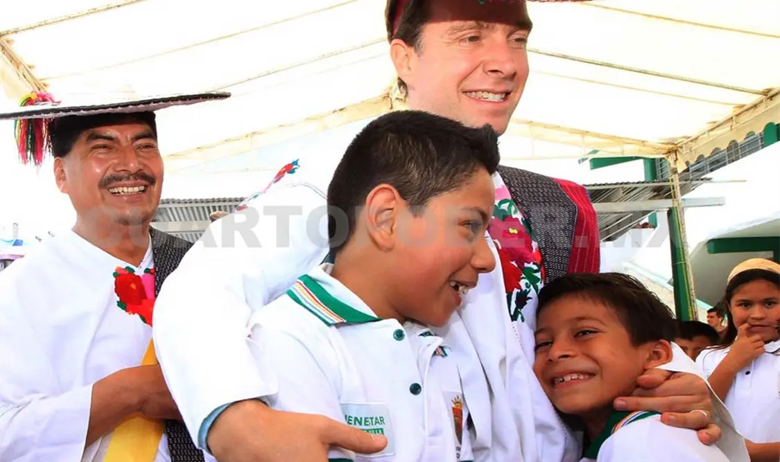 Refrenda Manuel Velasco compromiso con estudiantes