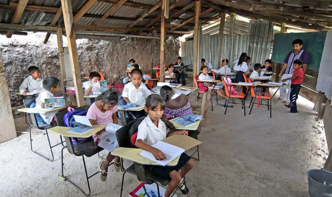 En la primaria el ciclo escolar no comenzó con clases, sino con trabajo. Los primeros días, los padres, profesores y niños construyeron un aula.