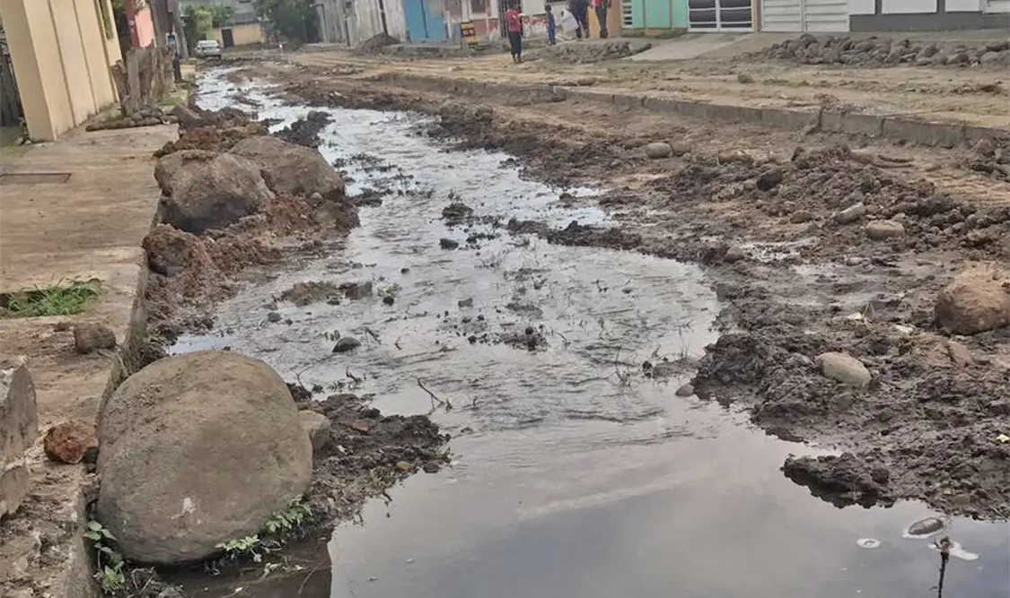 En tres tramos de la obra se presentaron afectaciones a las tuberías de distribución de agua. Rafael Victorio / CP