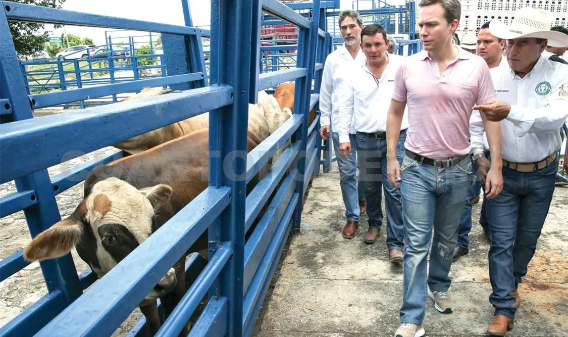 El mandatario estatal recorrió y recibió la información técnica de este centro de comercialización ganadera. CP