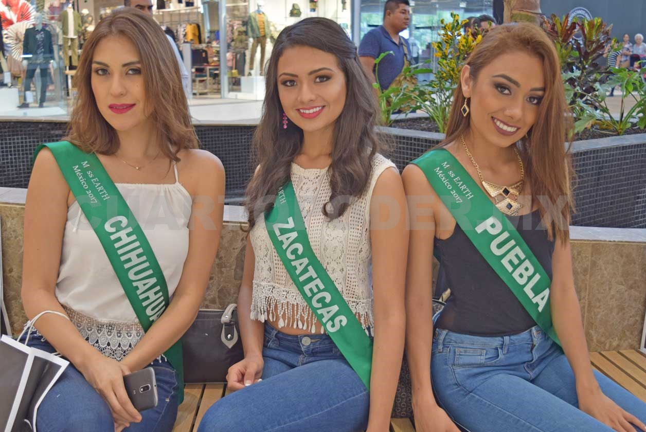 Jóvenes disfrutan la nueva plaza comercial