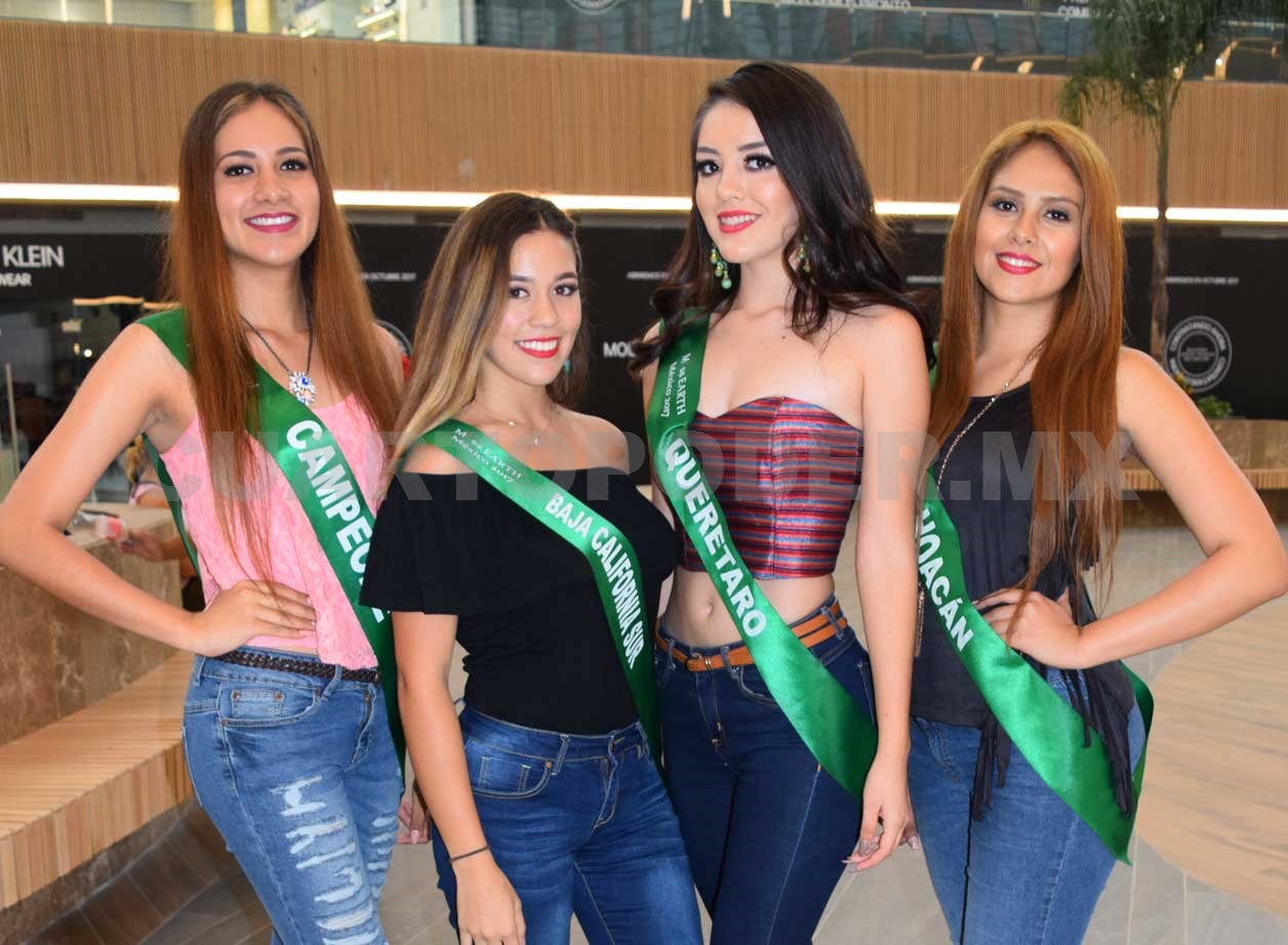 Jóvenes disfrutan la nueva plaza comercial