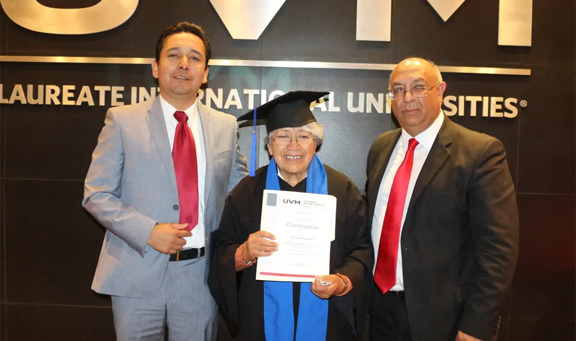 Mujer termina estudios de licenciatura y maestría a los 75 años de edad