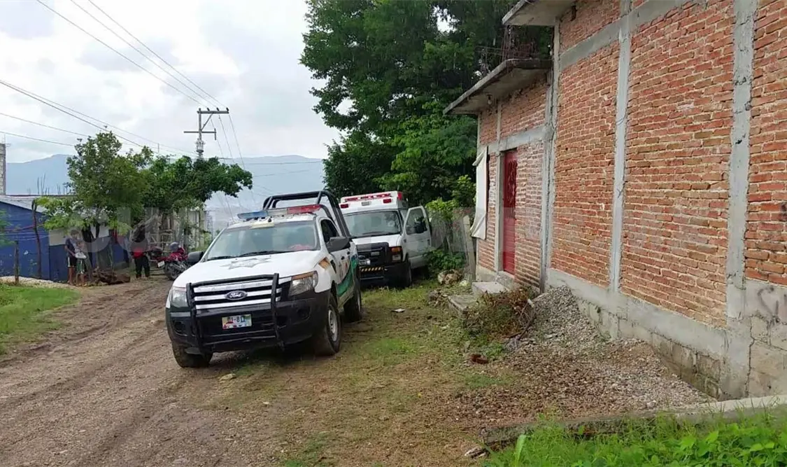 Niño quebrado por cortar una fruta