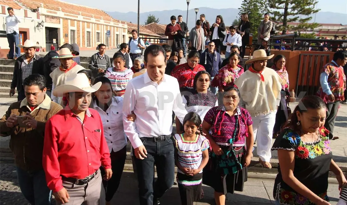 Más de 20 mil alumnos indígenas son beneficiados, dijo el senador Albores Gleason. CP