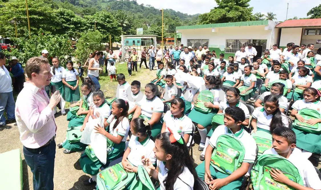 Lo que queremos con los útiles y uniformes que están recibiendo es que cuenten con lo necesario en su regreso a clases, les dijo MVC. CP