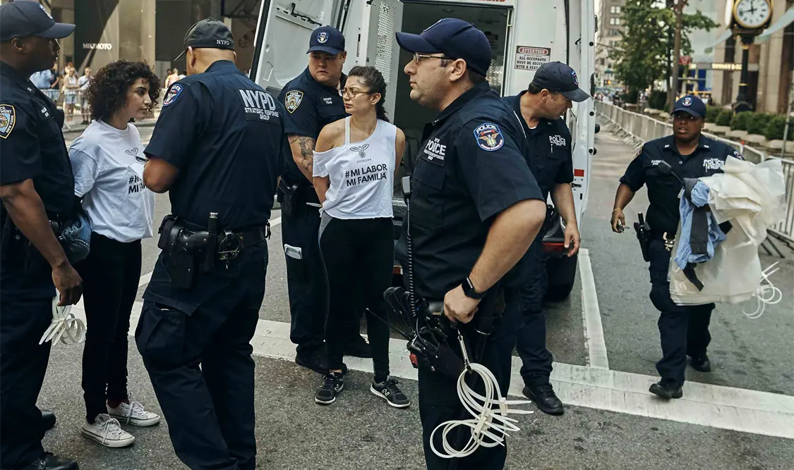 Arrestan a jóvenes DACA por acto de desobediencia civil