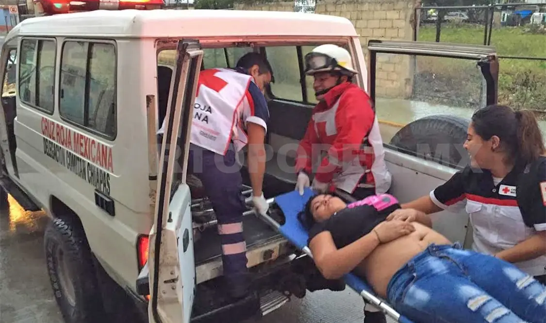 Paramédicos de la Cruz Roja Mexicana llevaron a la dama a un hospital para ser atendida. Flor Cordero / CP