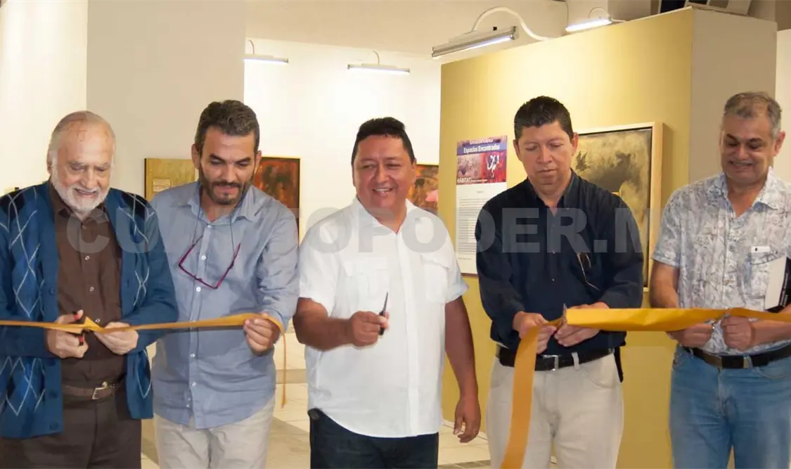 En el corte de listón de la muestra. Cortesía