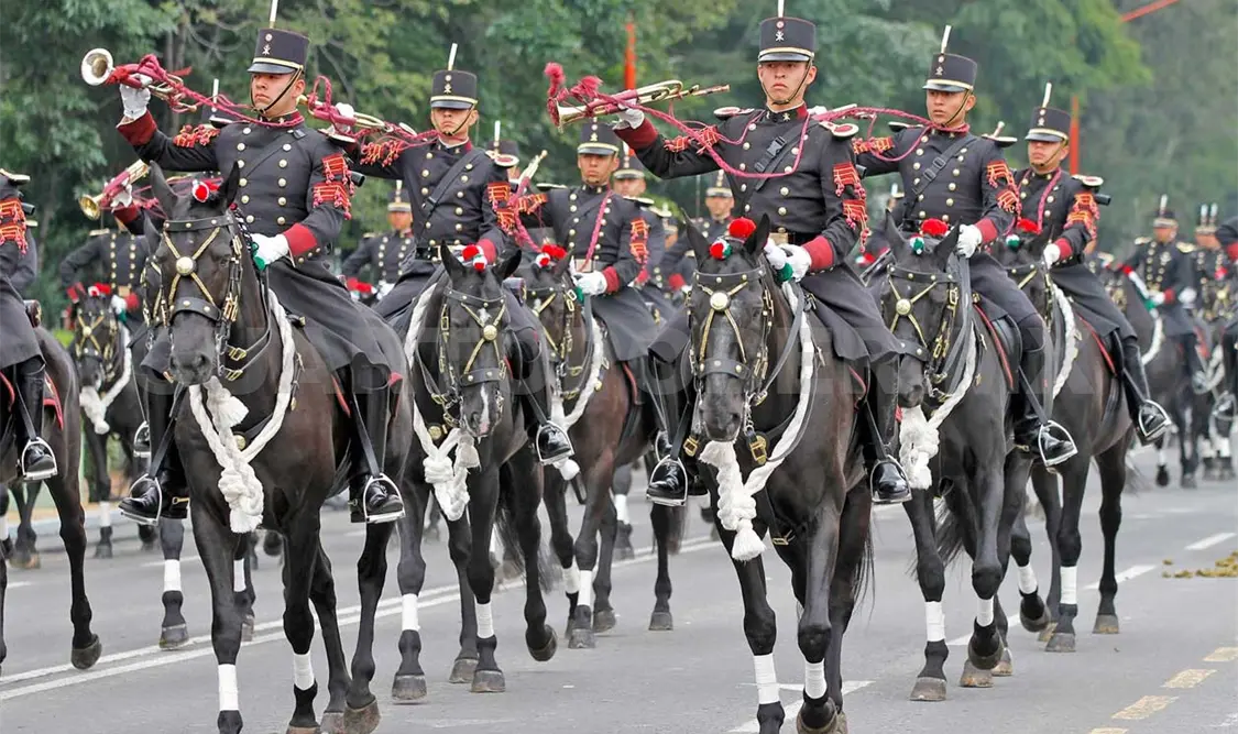 Militares efectúan práctica de desfile
