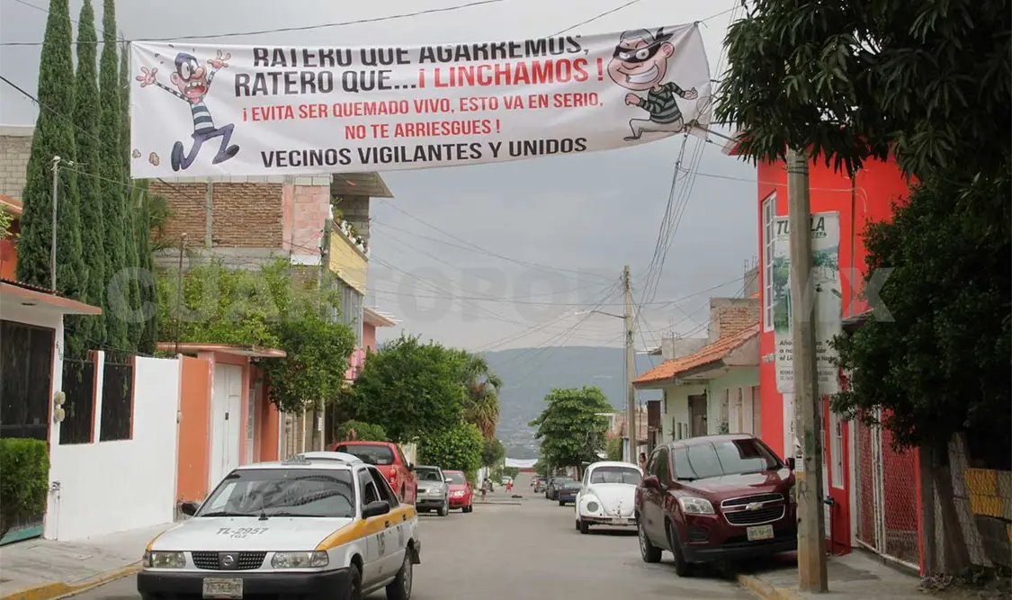 En algunas colonias de Tuxtla se colocan mantas con advertencias a delincuentes. Guillermo Ramos/CP