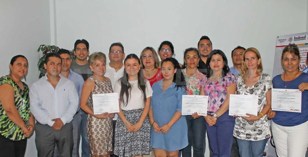 La titular de la Sedem, Itzel de León Villard, hizo entrega de constancias a las y los participantes que asistieron a los diversos cursos de capacitación. CP